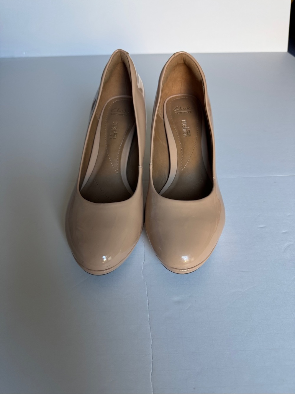 Clarks Brier Dolly Women’s Beige Patent Round-Toe Pumps Size 8 Wide